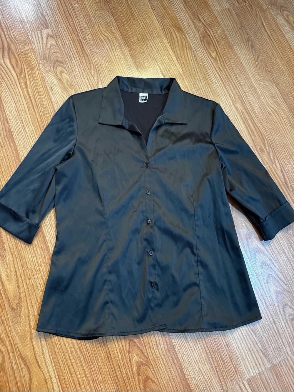 Black Button 90s Collared Quarter
